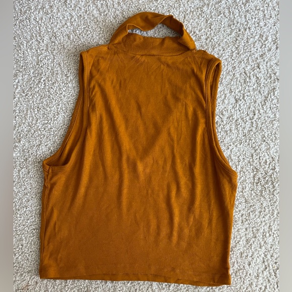 3/$30 Cute crop top - Picture 2 of 2